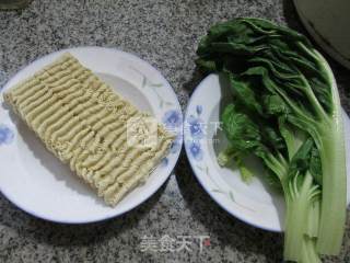 君叠菜煮波纹面的做法步骤：1