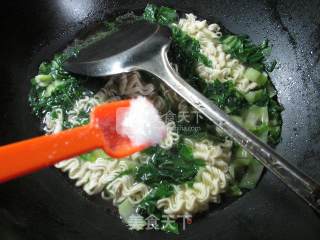 君叠菜煮波纹面的做法步骤：6