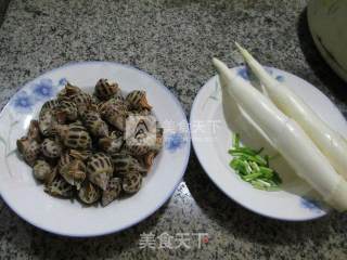 茭白炒花螺的做法步骤：1