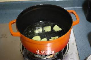 辣酱炒鸡的做法步骤：2