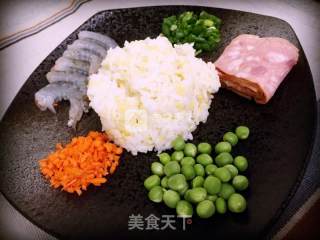 鲜虾培根炒饭的做法步骤：1