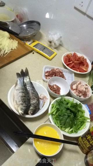 香菇鲫鱼的做法步骤：1
