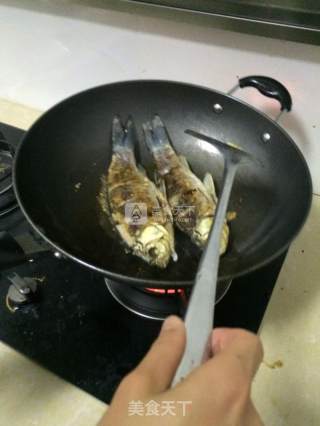 香菇鲫鱼的做法步骤：3