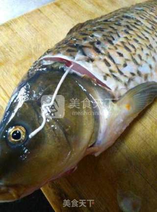 【蒜蓉豆豉蒸鲤鱼】的做法步骤：1
