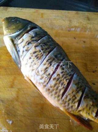 【蒜蓉豆豉蒸鲤鱼】的做法步骤：2