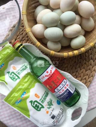 出油咸鸭蛋的做法步骤：2