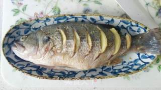 葱油清蒸鲈鱼的做法步骤：1
