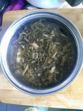 雪菜炒蚕豆的做法步骤：1