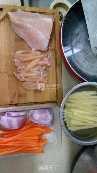 土豆卷 鸡肉卷 炒三丝 鸡肉丝 萝卜丝 土豆丝的做法步骤：2