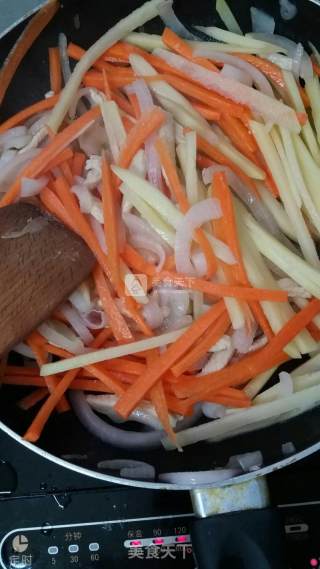 土豆卷 鸡肉卷 炒三丝 鸡肉丝 萝卜丝 土豆丝的做法步骤：5