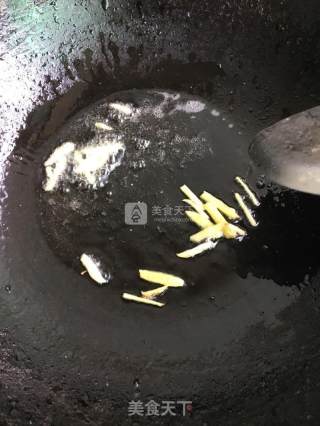 扇贝肉炒韭菜花的做法步骤：2