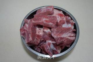 红烧排骨胡萝卜的做法步骤：1