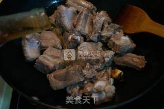 红烧排骨胡萝卜的做法步骤：5