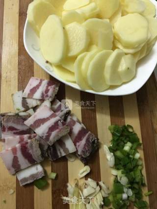 腊肉土豆片的做法步骤：1