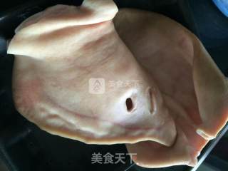 凉拌卤猪耳的做法步骤：1
