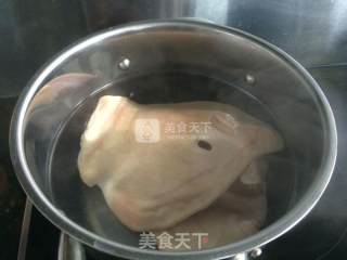 凉拌卤猪耳的做法步骤：2