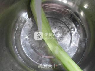紫菜虾皮煮长瓜的做法步骤：2