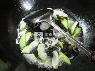 紫菜虾皮煮长瓜的做法步骤：6