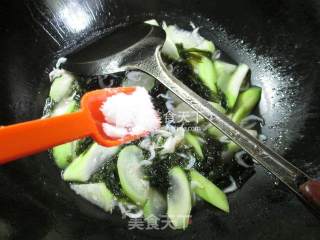 紫菜虾皮煮长瓜的做法步骤：7
