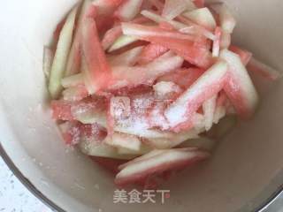酸辣凉拌西瓜皮的做法步骤：2