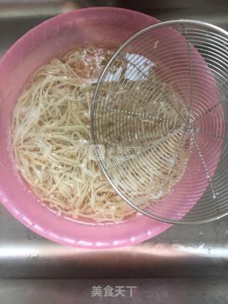 凉拌金针菇的做法步骤：4