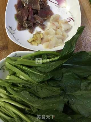 腊肉炒菜心的做法步骤：1