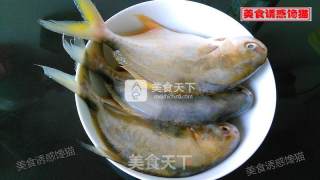 红烧金鲳鱼的做法步骤：1