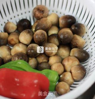 最简单的鲜美味道--蚝油草菇的做法步骤：1