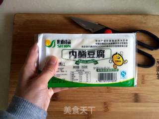 剁椒皮蛋豆腐的做法步骤：1