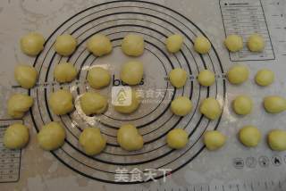 蛋黄酥（黄油版）的做法步骤：4