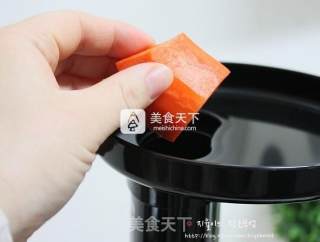 胡萝卜玛芬蛋糕 （nuc原汁机食谱）的做法步骤：1