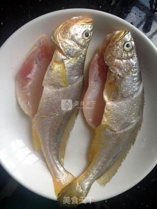煎煮小黄花鱼的做法步骤：1