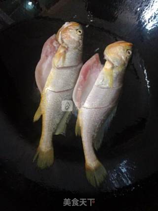 煎煮小黄花鱼的做法步骤：2