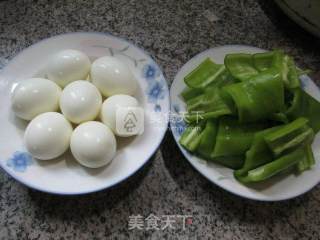 尖椒烧虎皮鸡蛋的做法步骤：1