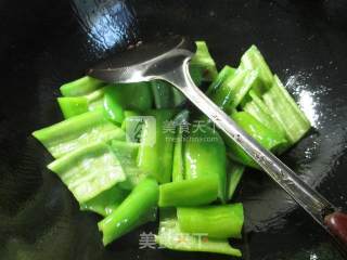 尖椒烧虎皮鸡蛋的做法步骤：3