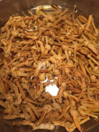 金针菜煲鸭的做法步骤：1