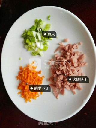 鸡蛋火腿肠饼的做法步骤：1