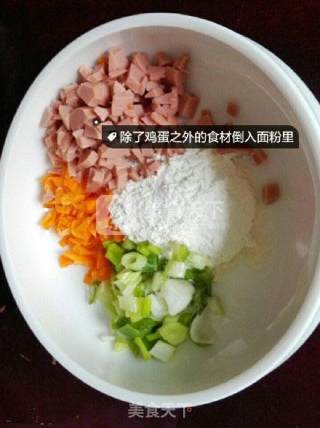 鸡蛋火腿肠饼的做法步骤：2