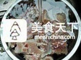 糖醋排骨的做法步骤：1