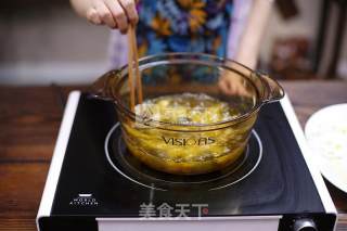 焦溜鱼段炒蚕豆配海米的做法步骤：2