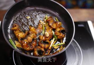 焦溜鱼段炒蚕豆配海米的做法步骤：4