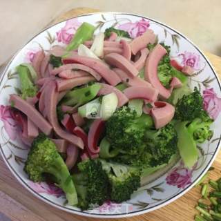 西兰花炒红肠的做法步骤：7