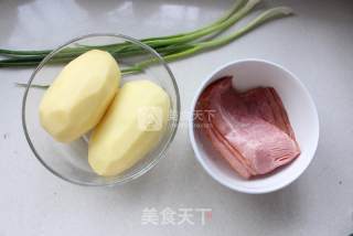 土豆最土豪的吃法——培根风琴烤土豆的做法步骤：1