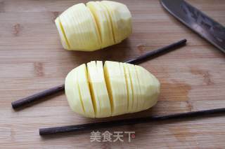 土豆最土豪的吃法——培根风琴烤土豆的做法步骤：2