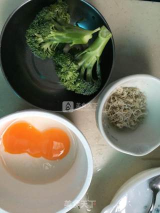美味西兰花海蜒蒸蛋的做法步骤：1