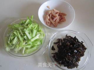 韭黄木耳炒鸡丝的做法步骤：1