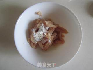 韭黄木耳炒鸡丝的做法步骤：2