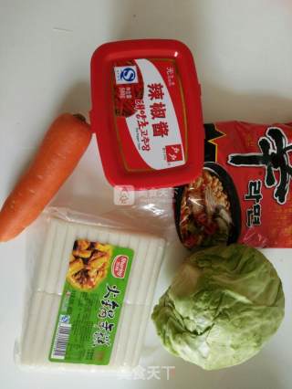 拉面炒年糕的做法步骤：1