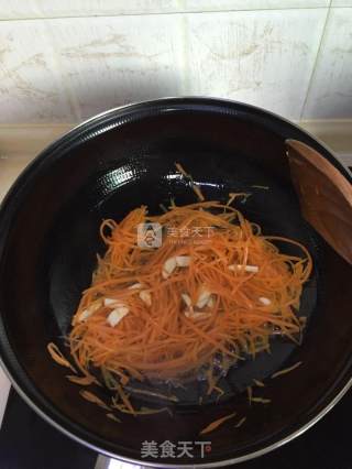 卷心菜炒粉丝的做法步骤：3