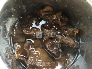 蟹味菇肉丝面的做法步骤：1